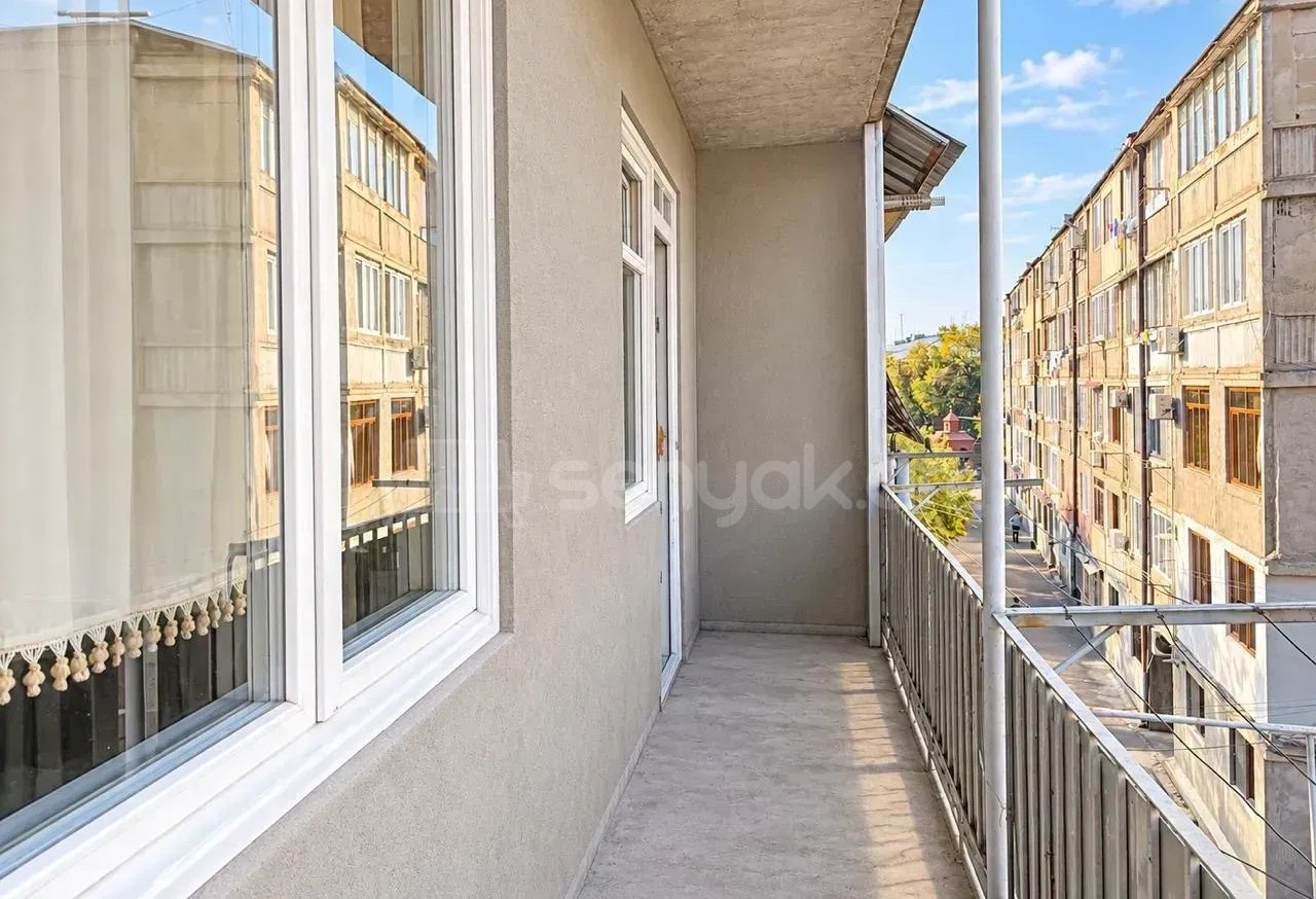 4 Սենյականոց Բնակարան Քարե Շենքում, 100քմ, 3/5 հարկ, Նորմալ Վիճակում
