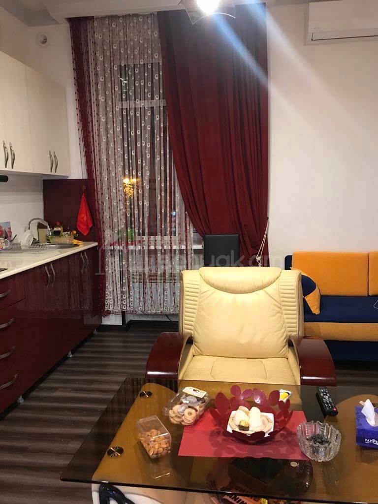 5 Սենյականոց Բնակարան Քարե Շենքում, 40քմ, 2/5 հարկ, Նորմալ Վիճակում, Կահավորված