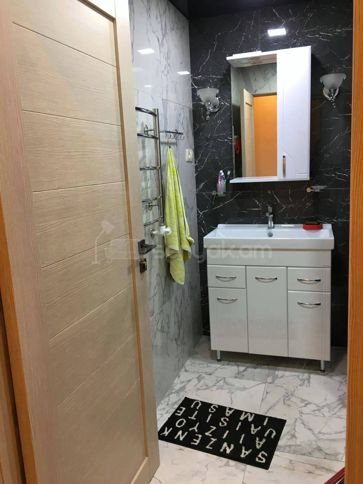 5 Սենյականոց Բնակարան Քարե Շենքում, 40քմ, 2/5 հարկ, Նորմալ Վիճակում, Կահավորված