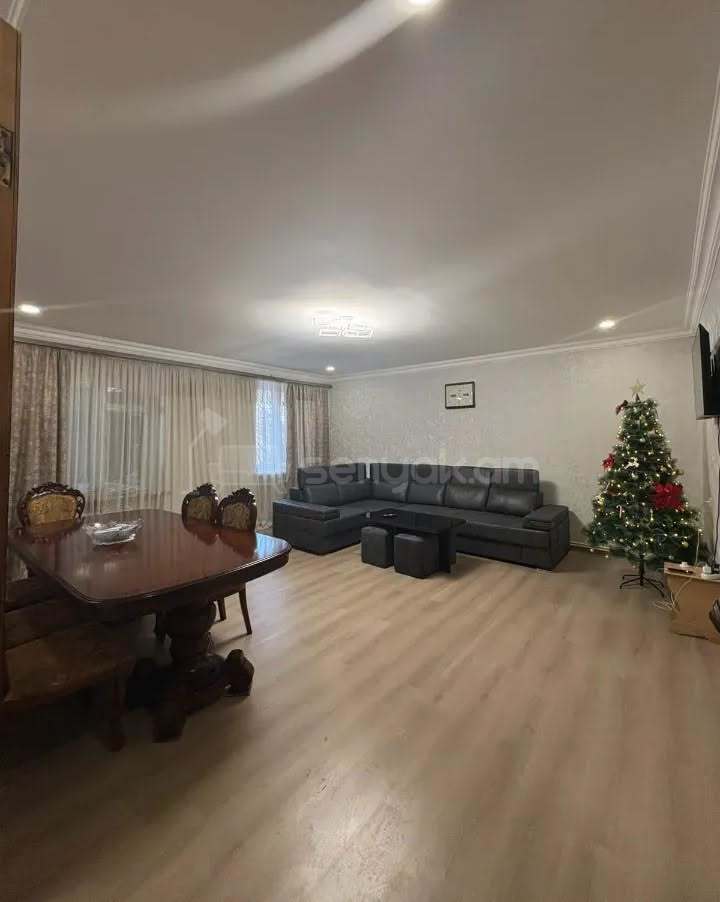 4 Սենյականոց Բնակարան Քարե Շենքում, 100քմ, 3/5 հարկ, Նորմալ Վիճակում
