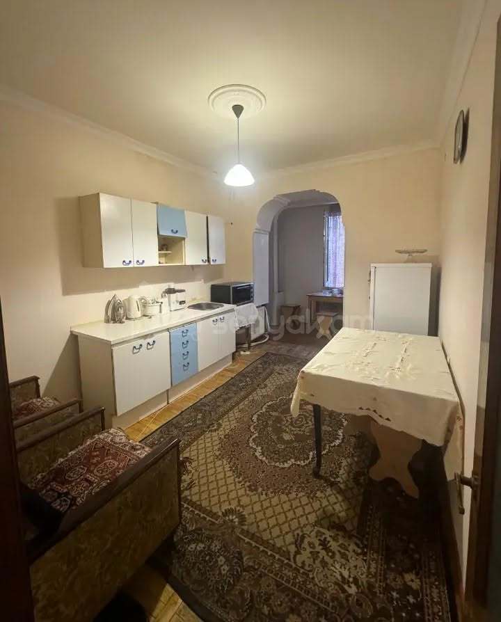4 Սենյականոց Բնակարան Քարե Շենքում, 100քմ, 3/5 հարկ, Նորմալ Վիճակում