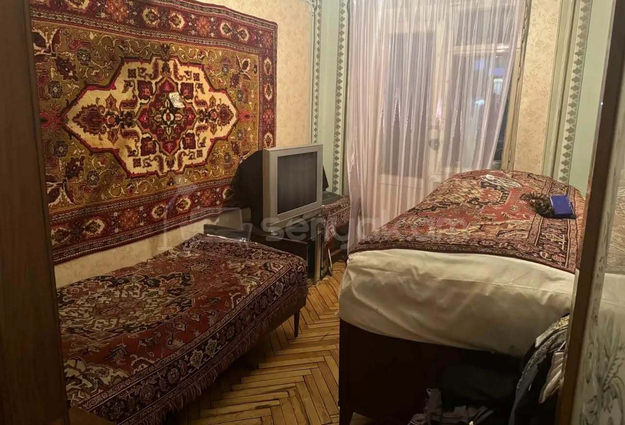 4 Սենյականոց Բնակարան Քարե Շենքում, 100քմ, 3/5 հարկ, Նորմալ Վիճակում