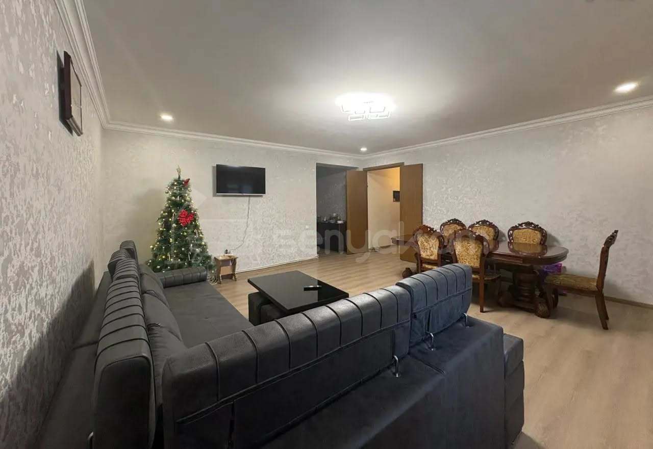 4 Սենյականոց Բնակարան Քարե Շենքում, 100քմ, 3/5 հարկ, Նորմալ Վիճակում
