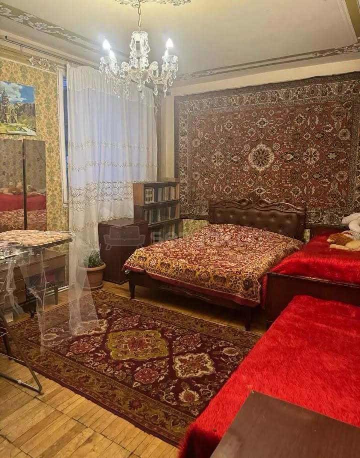 4 Սենյականոց Բնակարան Քարե Շենքում, 100քմ, 3/5 հարկ, Նորմալ Վիճակում