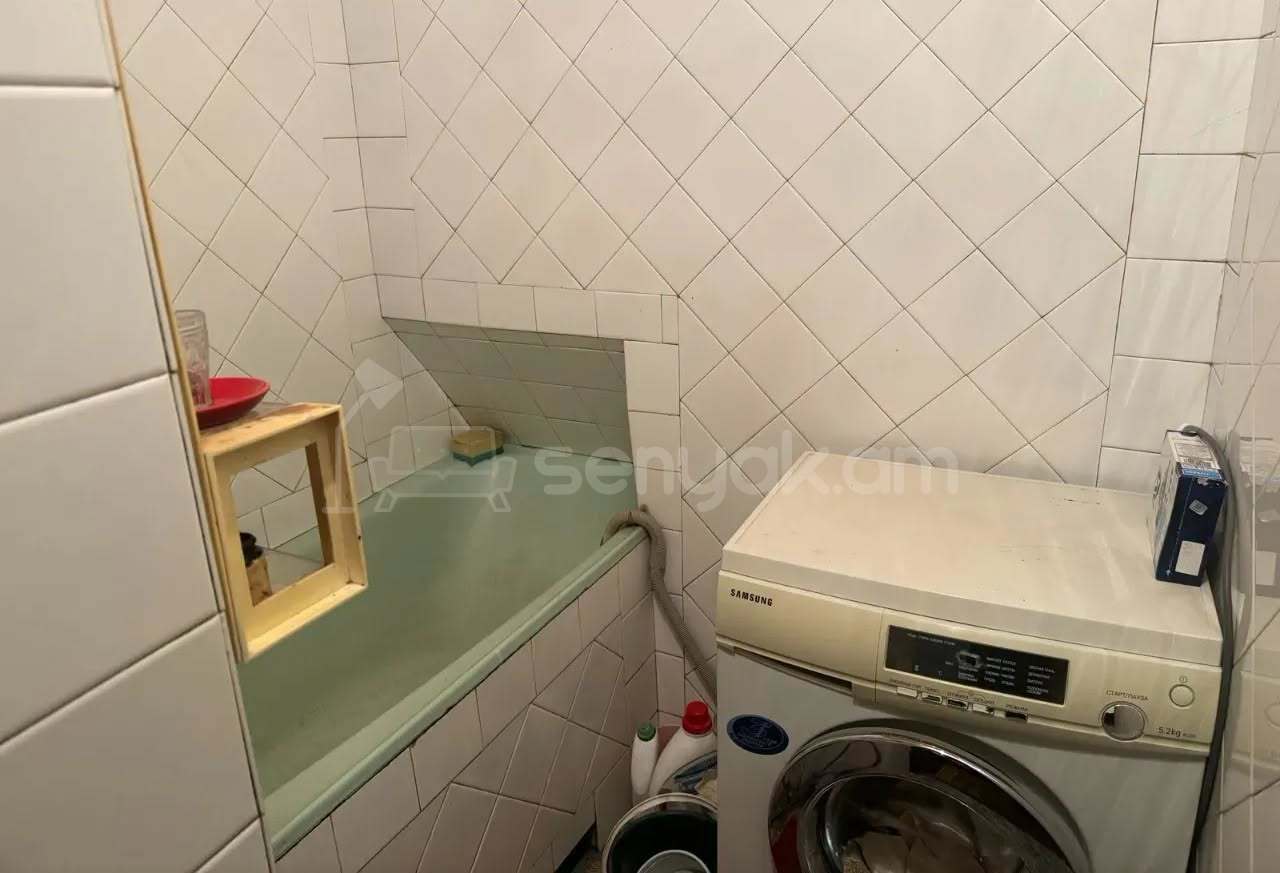 4 Սենյականոց Բնակարան Քարե Շենքում, 100քմ, 3/5 հարկ, Նորմալ Վիճակում