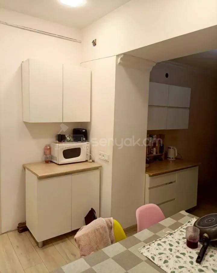 3 Սենյականոց Բնակարան Քարե Շենքում, 72քմ, 4/4 հարկ, Նորմալ Վիճակում