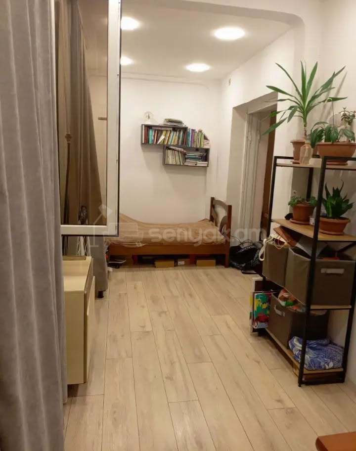 3 Սենյականոց Բնակարան Քարե Շենքում, 72քմ, 4/4 հարկ, Նորմալ Վիճակում