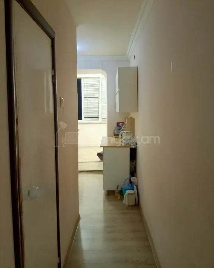3 Սենյականոց Բնակարան Քարե Շենքում, 72քմ, 4/4 հարկ, Նորմալ Վիճակում