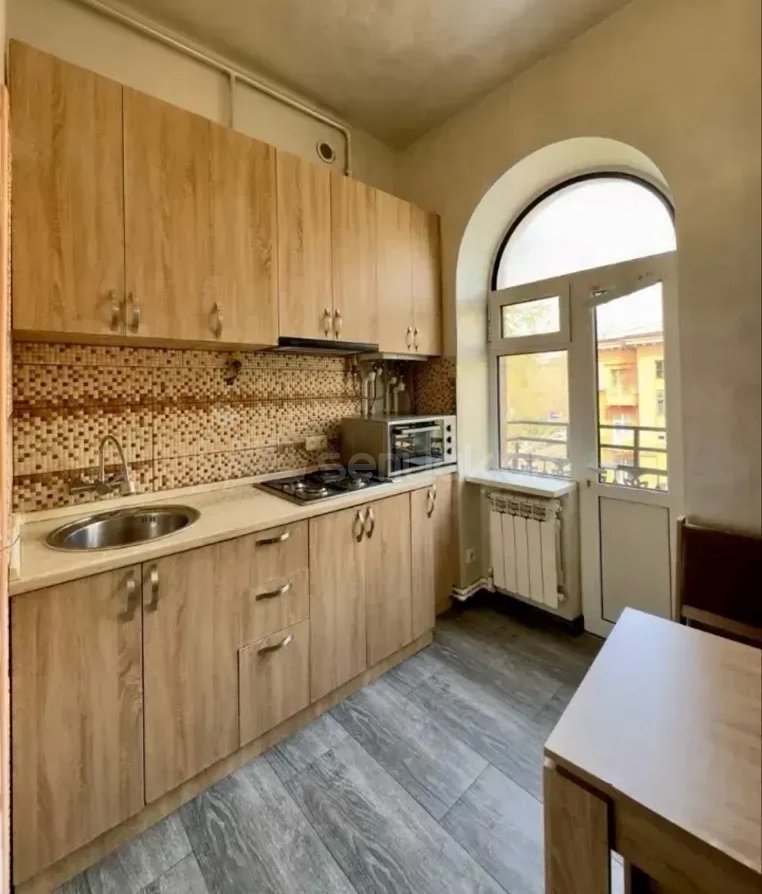 3 Սենյականոց Բնակարան Քարե Շենքում, 78քմ, 4/4 հարկ, Կապիտալ Վերանորոգված, Կահավորված, Արևկող