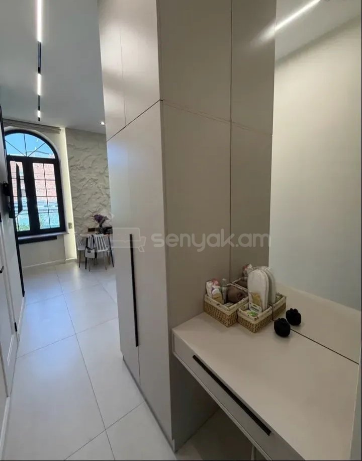 1 Սենյականոց Բնակարան Քարե Շենքում, 31քմ, 3/3 հարկ, Կապիտալ Վերանորոգված