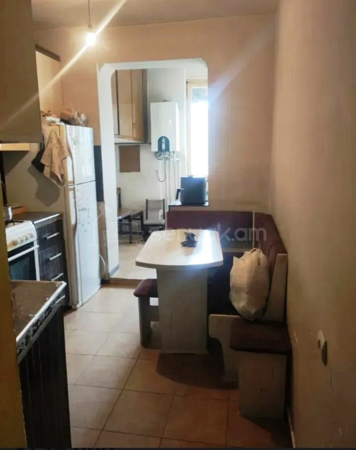 4 Սենյականոց Բնակարան Քարե Շենքում, 74քմ, 3/5 հարկ, Կապիտալ Վերանորոգված