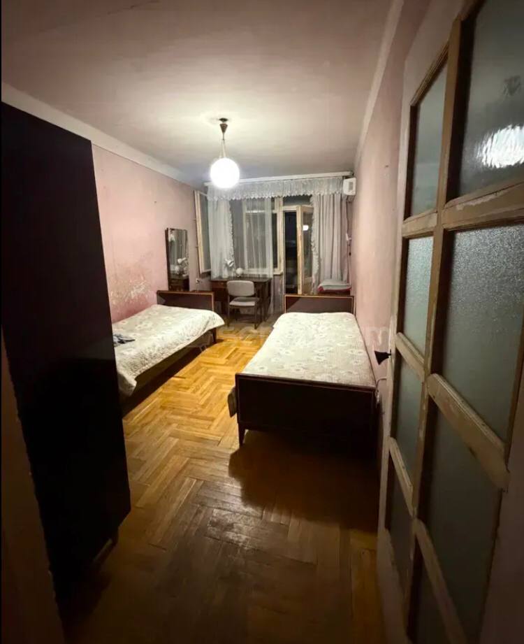 3 Սենյականոց Բնակարան Քարե Շենքում, 95քմ, 2/7 հարկ, Նորմալ Վիճակում