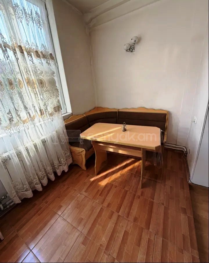 3 Սենյականոց Բնակարան Քարե Շենքում, 80քմ, 3/4 հարկ, Կոսմետիկ Վերանորոգված