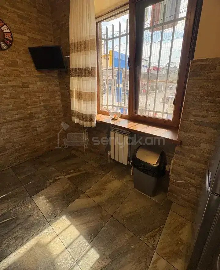4 Սենյականոց Բնակարան Քարե Շենքում, 75քմ, 2/5 հարկ, Կապիտալ Վերանորոգված, Կահավորված