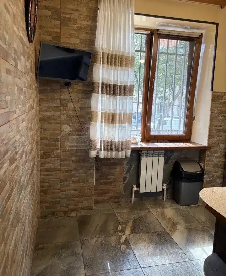 4 Սենյականոց Բնակարան Քարե Շենքում, 75քմ, 2/5 հարկ, Կապիտալ Վերանորոգված, Կահավորված