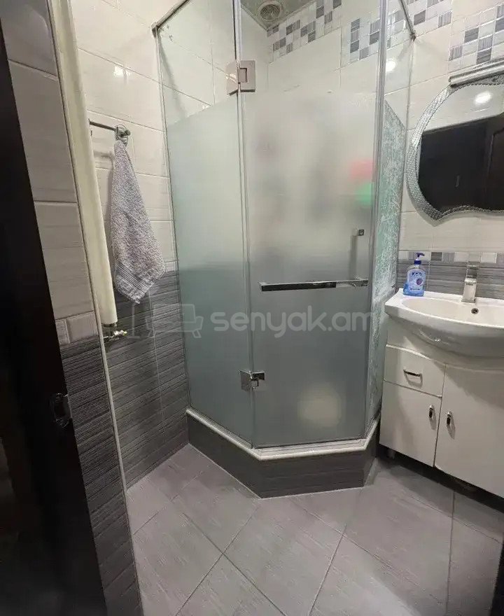 4 Սենյականոց Բնակարան Քարե Շենքում, 75քմ, 2/5 հարկ, Կապիտալ Վերանորոգված, Կահավորված