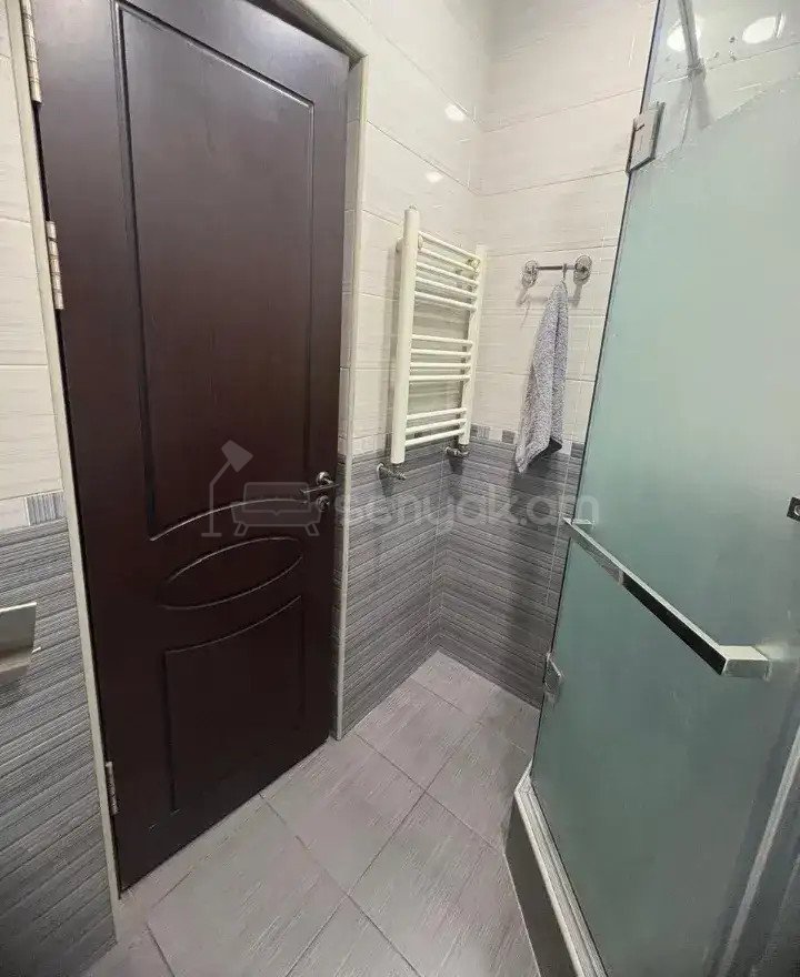 4 Սենյականոց Բնակարան Քարե Շենքում, 75քմ, 2/5 հարկ, Կապիտալ Վերանորոգված, Կահավորված