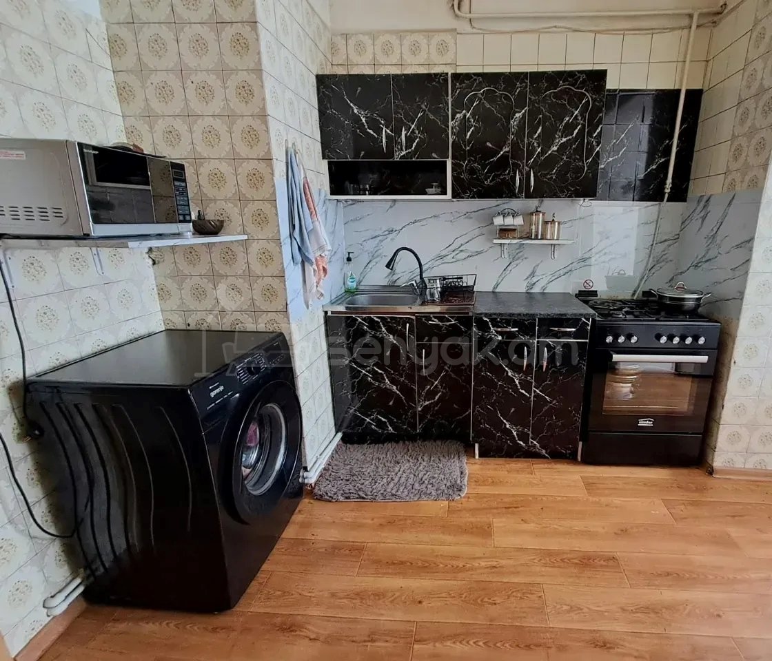 4 Սենյականոց Բնակարան Քարե Շենքում, 83քմ, 3/5 հարկ, Նորմալ Վիճակում