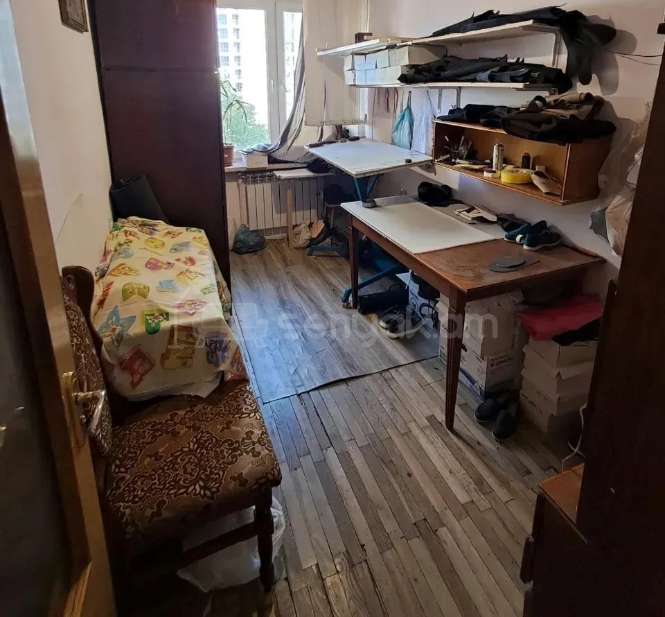 4 Սենյականոց Բնակարան Քարե Շենքում, 83քմ, 3/5 հարկ, Նորմալ Վիճակում