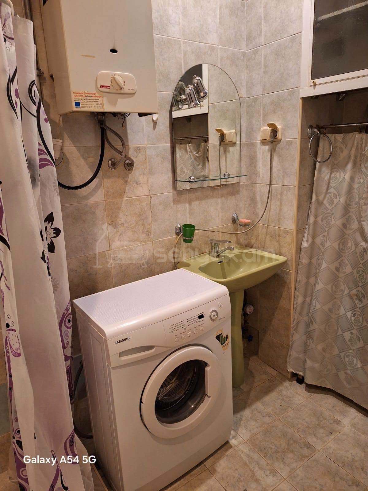 1 Սենյականոց Բնակարան Քարե Շենքում, 37քմ, 2/4 հարկ, Նորմալ Վիճակում