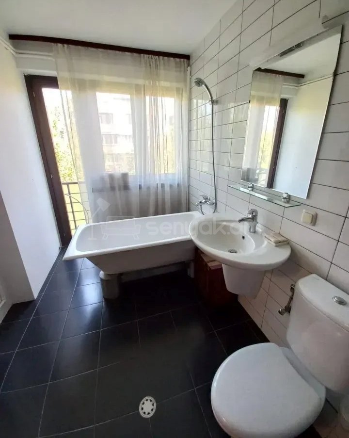 3 Սենյականոց Բնակարան Քարե Շենքում, 97քմ, 5/5 հարկ, Կապիտալ Վերանորոգված