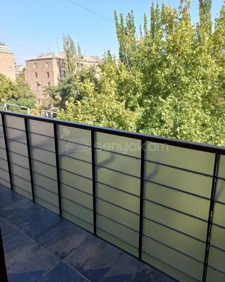 3 Սենյականոց Բնակարան Քարե Շենքում, 97քմ, 5/5 հարկ, Կապիտալ Վերանորոգված
