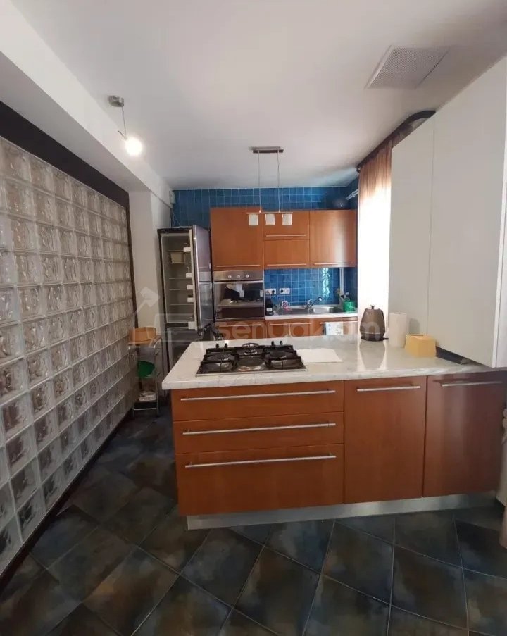 3 Սենյականոց Բնակարան Քարե Շենքում, 97քմ, 5/5 հարկ, Կապիտալ Վերանորոգված