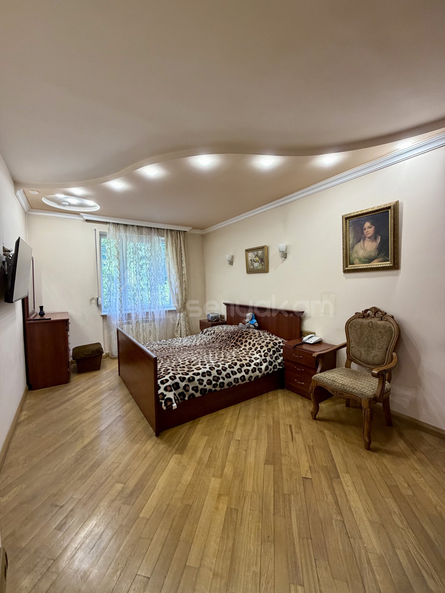 3 Սենյականոց Բնակարան Քարե Շենքում, 90քմ, 3/5 հարկ, Կապիտալ Վերանորոգված, Կահավորված, Արևկող