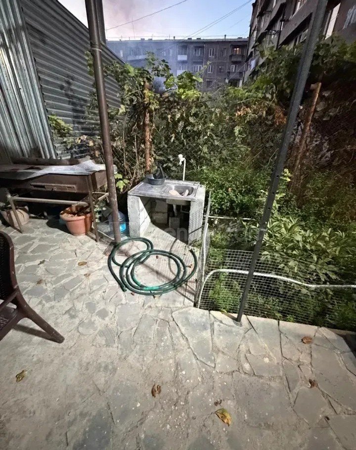 3 Սենյականոց Բնակարան Քարե Շենքում, 72քմ, 1/5 հարկ, Կապիտալ Վերանորոգված
