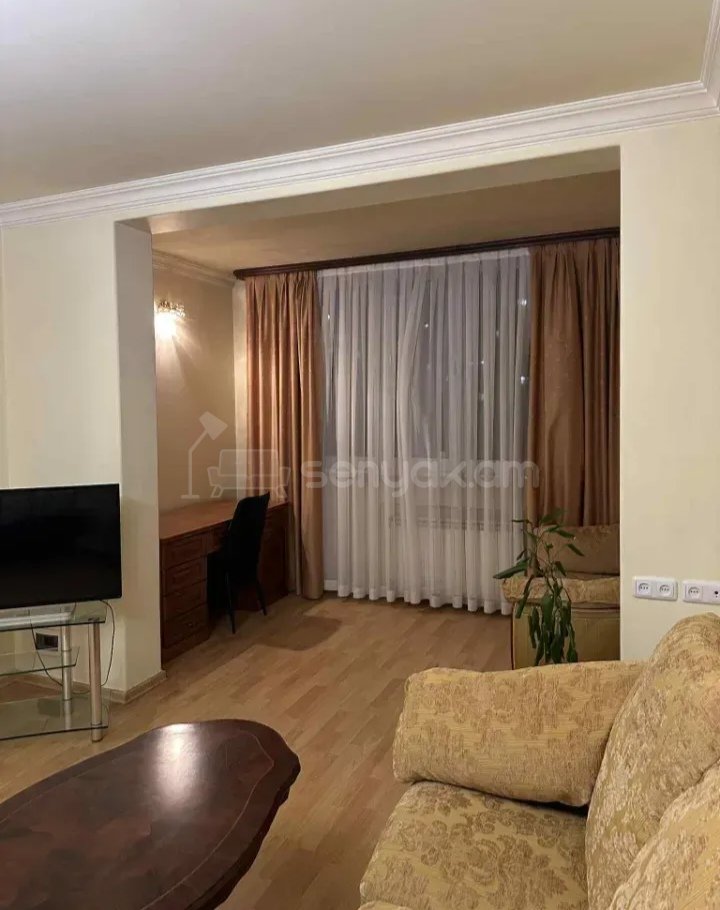 3 Սենյականոց Բնակարան Քարե Շենքում, 98քմ, 6/7 հարկ, Նորմալ Վիճակում, Կահավորված