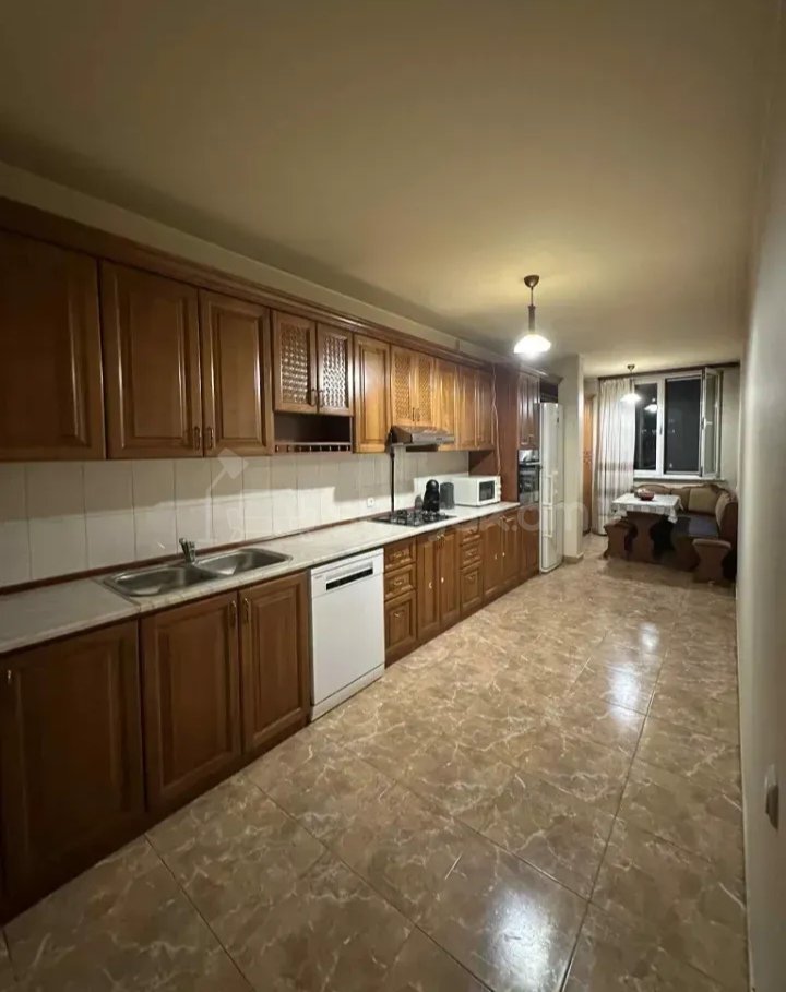 3 Սենյականոց Բնակարան Քարե Շենքում, 98քմ, 6/7 հարկ, Նորմալ Վիճակում, Կահավորված