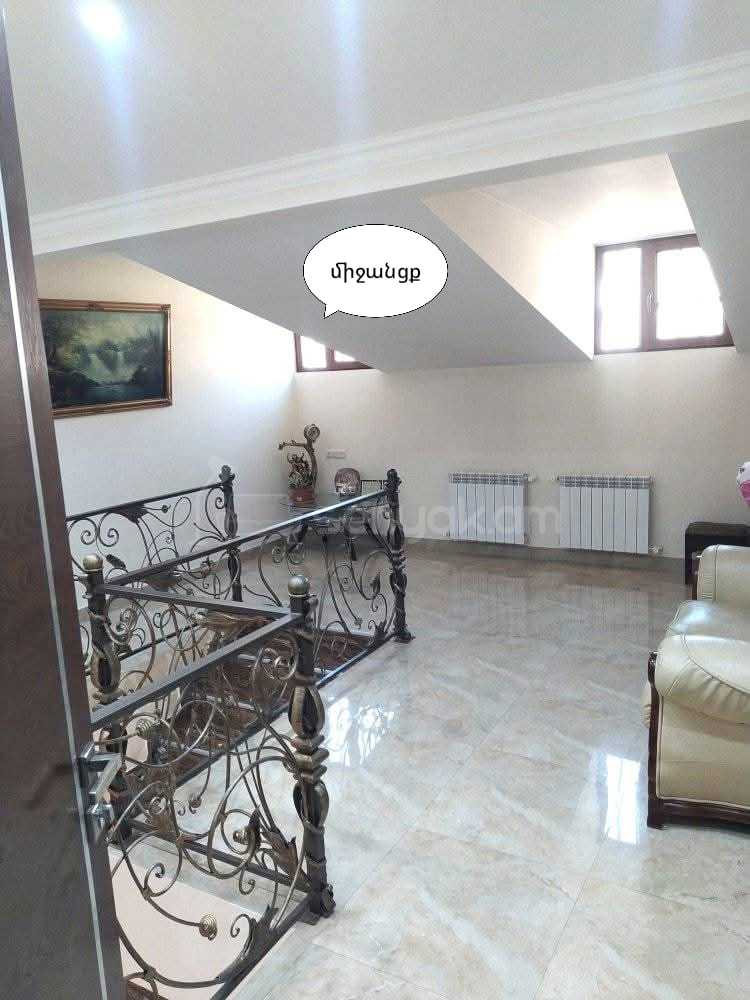 4 Սենյականոց Բնակարան Քարե Շենքում, 126քմ, 3/4 հարկ, Կապիտալ Վերանորոգված