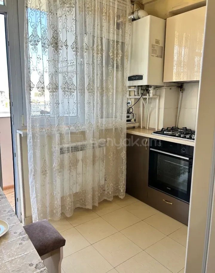 1 Սենյականոց Բնակարան Քարե Շենքում, 43քմ, 8/9 հարկ, Կապիտալ Վերանորոգված, Կահավորված