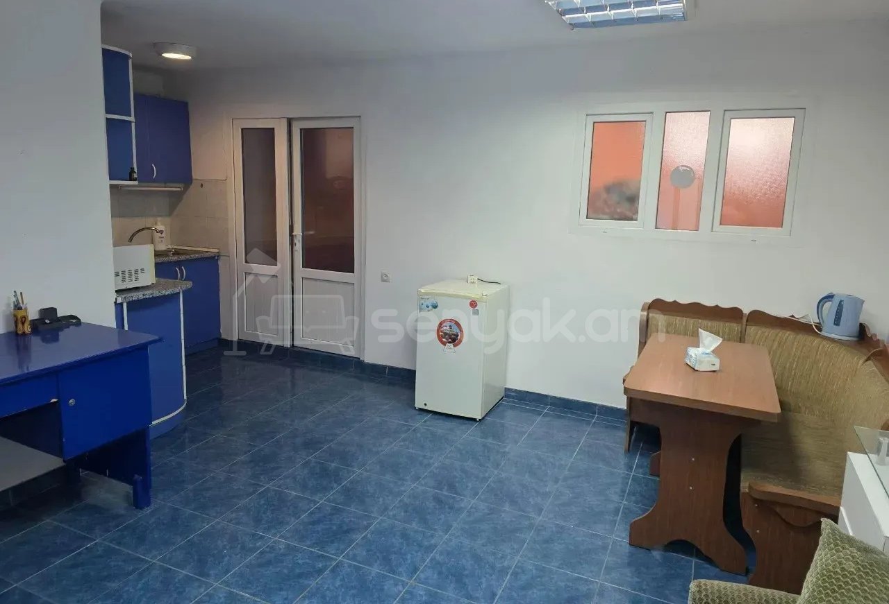 2 Սենյականոց Բնակարան Քարե Շենքում, 55քմ, 1/5 հարկ, Նորմալ Վիճակում, Կահավորված