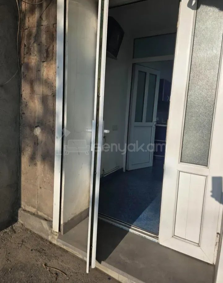 2 Սենյականոց Բնակարան Քարե Շենքում, 55քմ, 1/5 հարկ, Նորմալ Վիճակում, Կահավորված