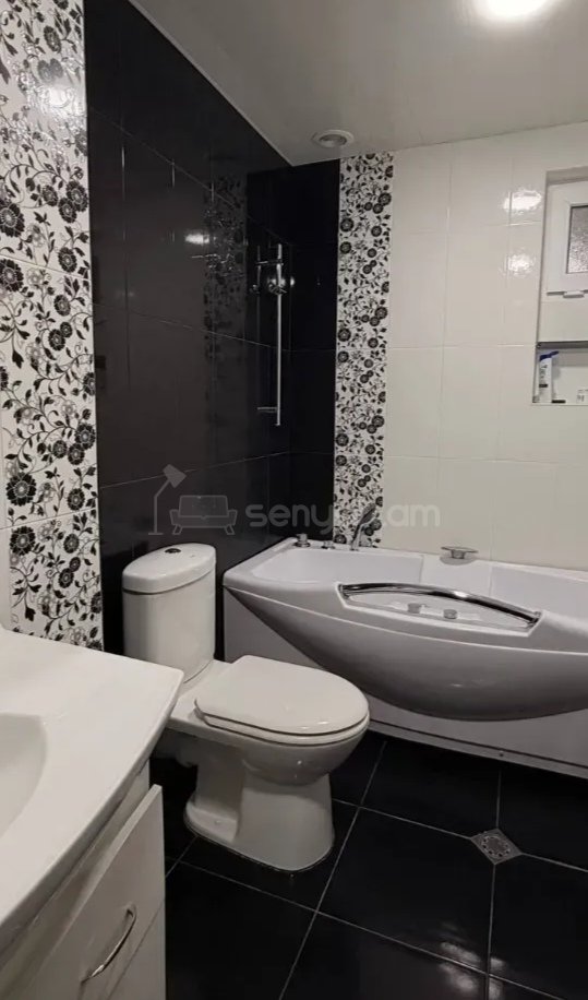 4 Սենյականոց Բնակարան, 85քմ, 7/9 հարկ, Նորմալ Վիճակում, Կահավորված, Արևկող