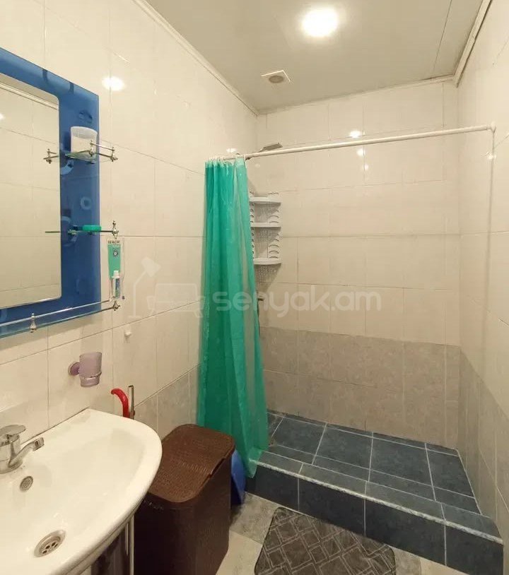 3 Սենյականոց Բնակարան Քարե Շենքում, 76քմ, 2/5 հարկ, Կապիտալ Վերանորոգված, Կահավորված, Արևկող