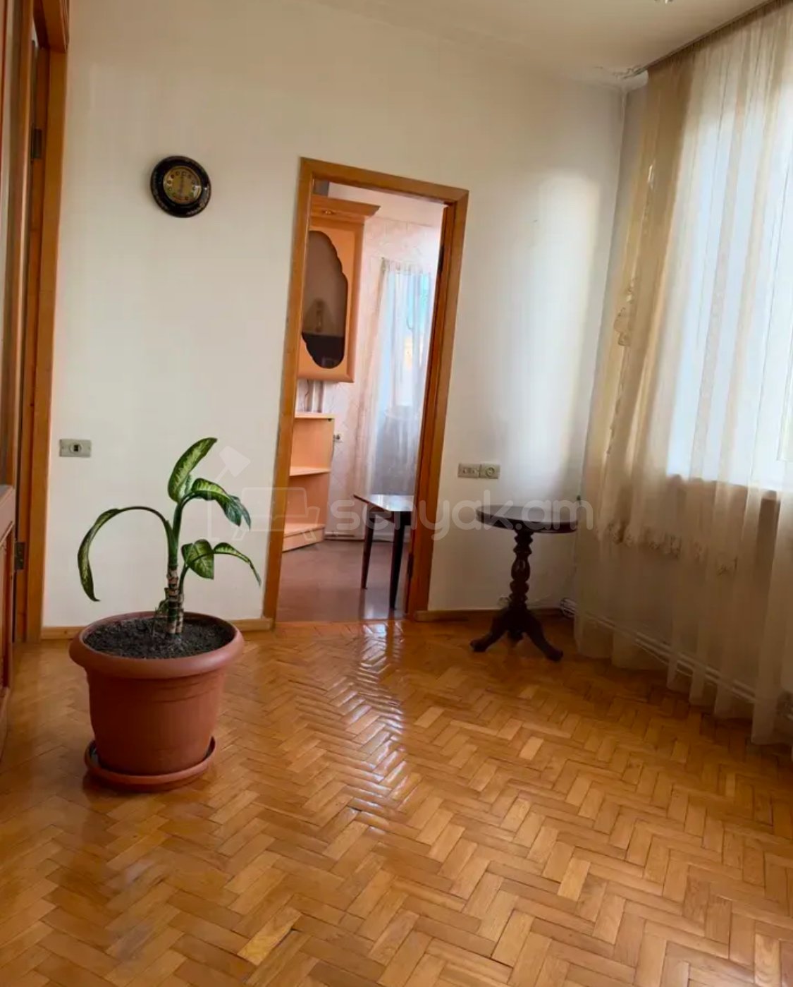3 Սենյականոց Բնակարան Քարե Շենքում, 90քմ, 4/5 հարկ, Նորմալ Վիճակում, Կահավորված, Արևկող