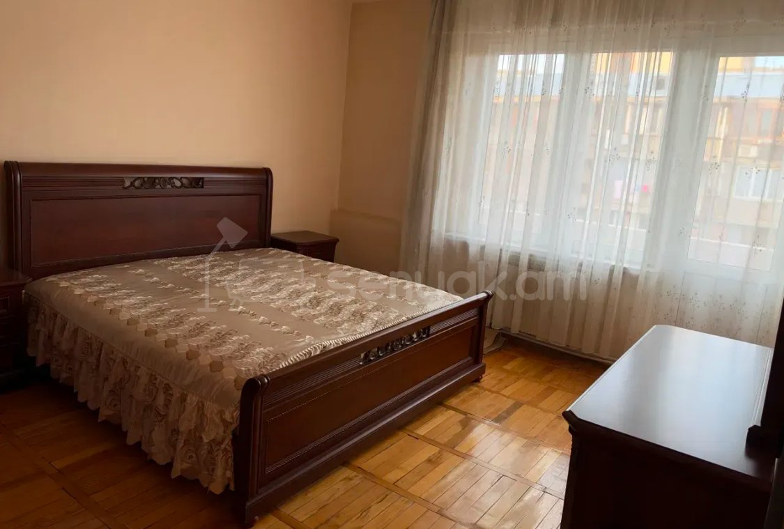 3 Սենյականոց Բնակարան Քարե Շենքում, 90քմ, 4/5 հարկ, Նորմալ Վիճակում, Կահավորված, Արևկող