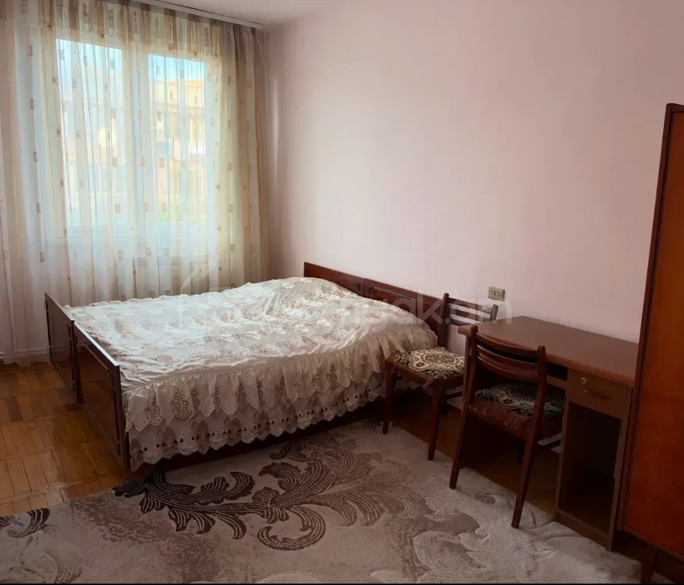 3 Սենյականոց Բնակարան Քարե Շենքում, 90քմ, 4/5 հարկ, Նորմալ Վիճակում, Կահավորված, Արևկող