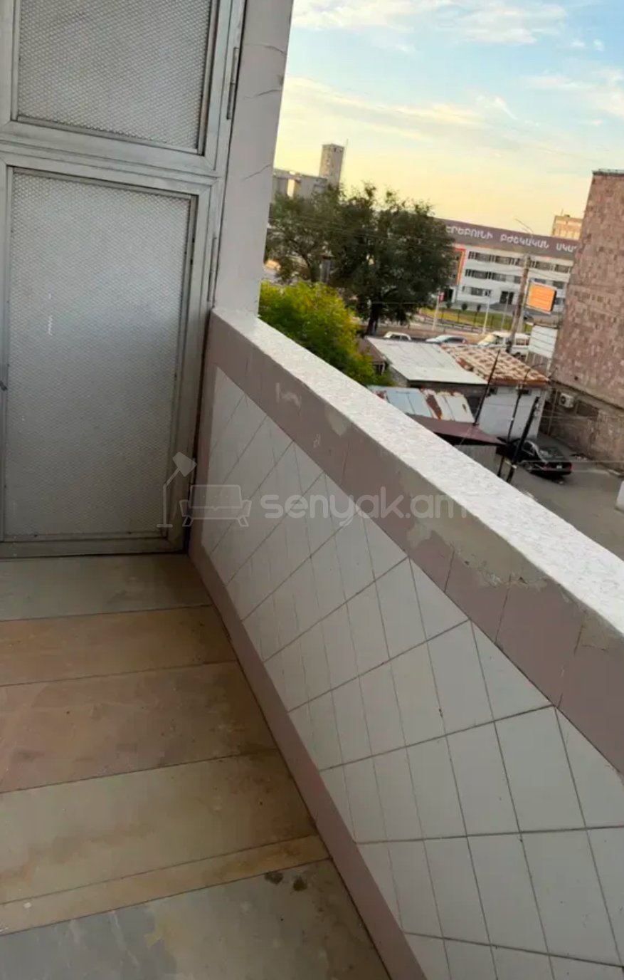 3 Սենյականոց Բնակարան Քարե Շենքում, 90քմ, 4/5 հարկ, Նորմալ Վիճակում, Կահավորված, Արևկող