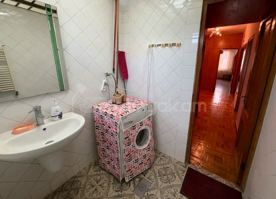 3 Սենյականոց Բնակարան Քարե Շենքում, 90քմ, 4/5 հարկ, Նորմալ Վիճակում, Կահավորված, Արևկող