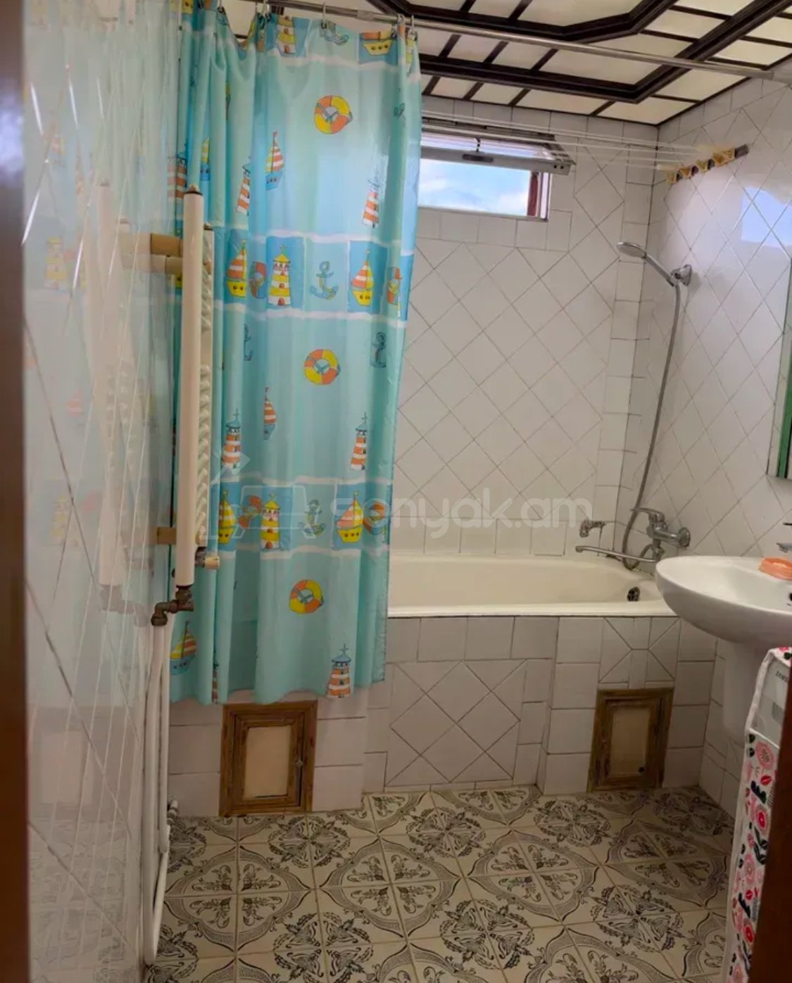 3 Սենյականոց Բնակարան Քարե Շենքում, 90քմ, 4/5 հարկ, Նորմալ Վիճակում, Կահավորված, Արևկող