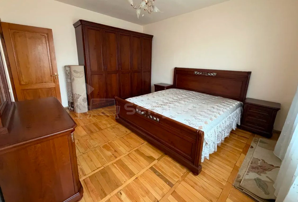 3 Սենյականոց Բնակարան Քարե Շենքում, 90քմ, 4/5 հարկ, Նորմալ Վիճակում, Կահավորված, Արևկող
