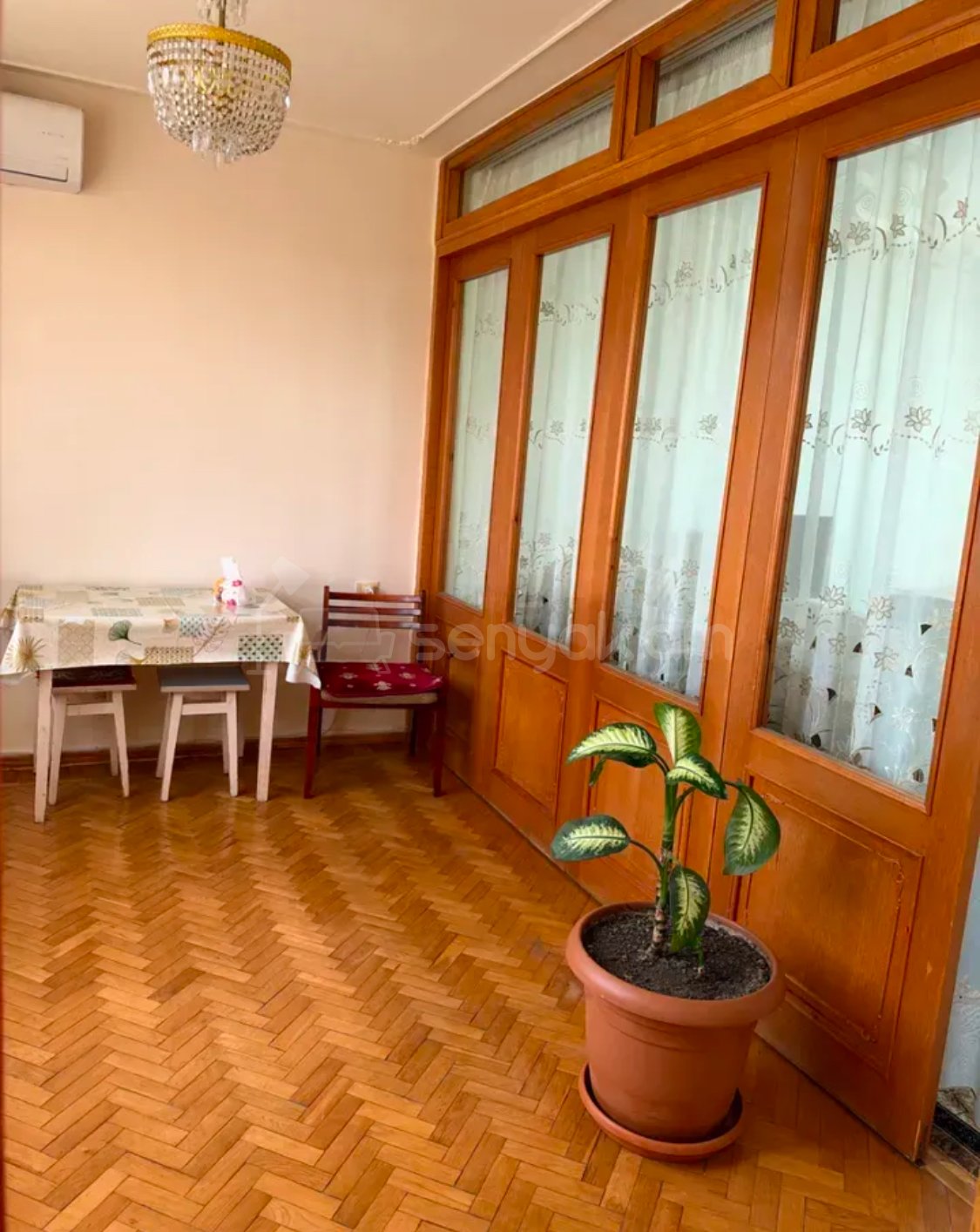 3 Սենյականոց Բնակարան Քարե Շենքում, 90քմ, 4/5 հարկ, Նորմալ Վիճակում, Կահավորված, Արևկող