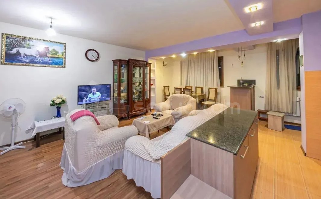 3 Սենյականոց Բնակարան Քարե Շենքում, 68քմ, 2/5 հարկ, Դիզայներական Վերանորոգված, Կահավորված