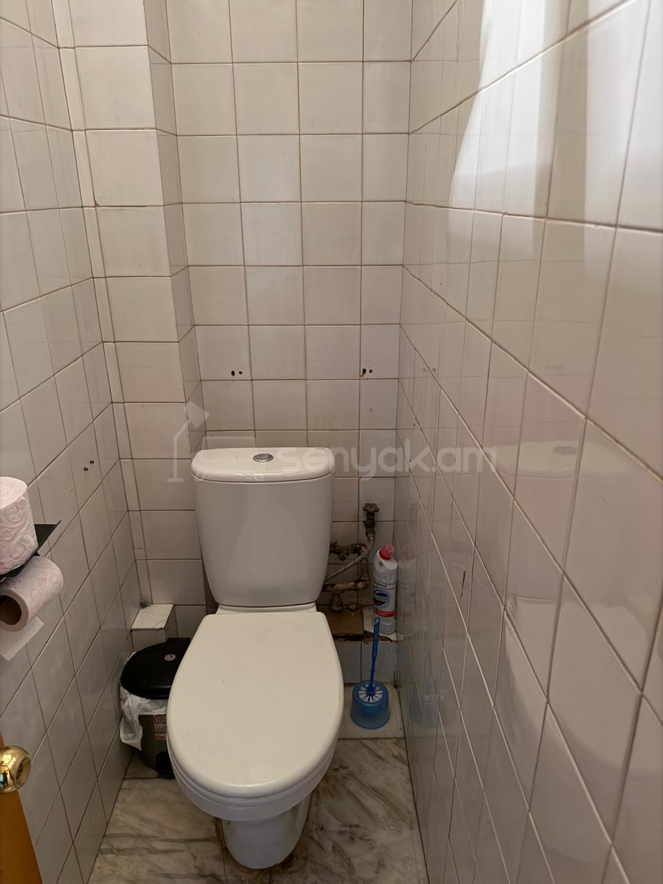 3 Սենյականոց Բնակարան Քարե Շենքում, 73քմ, 2/5 հարկ, Նորմալ Վիճակում