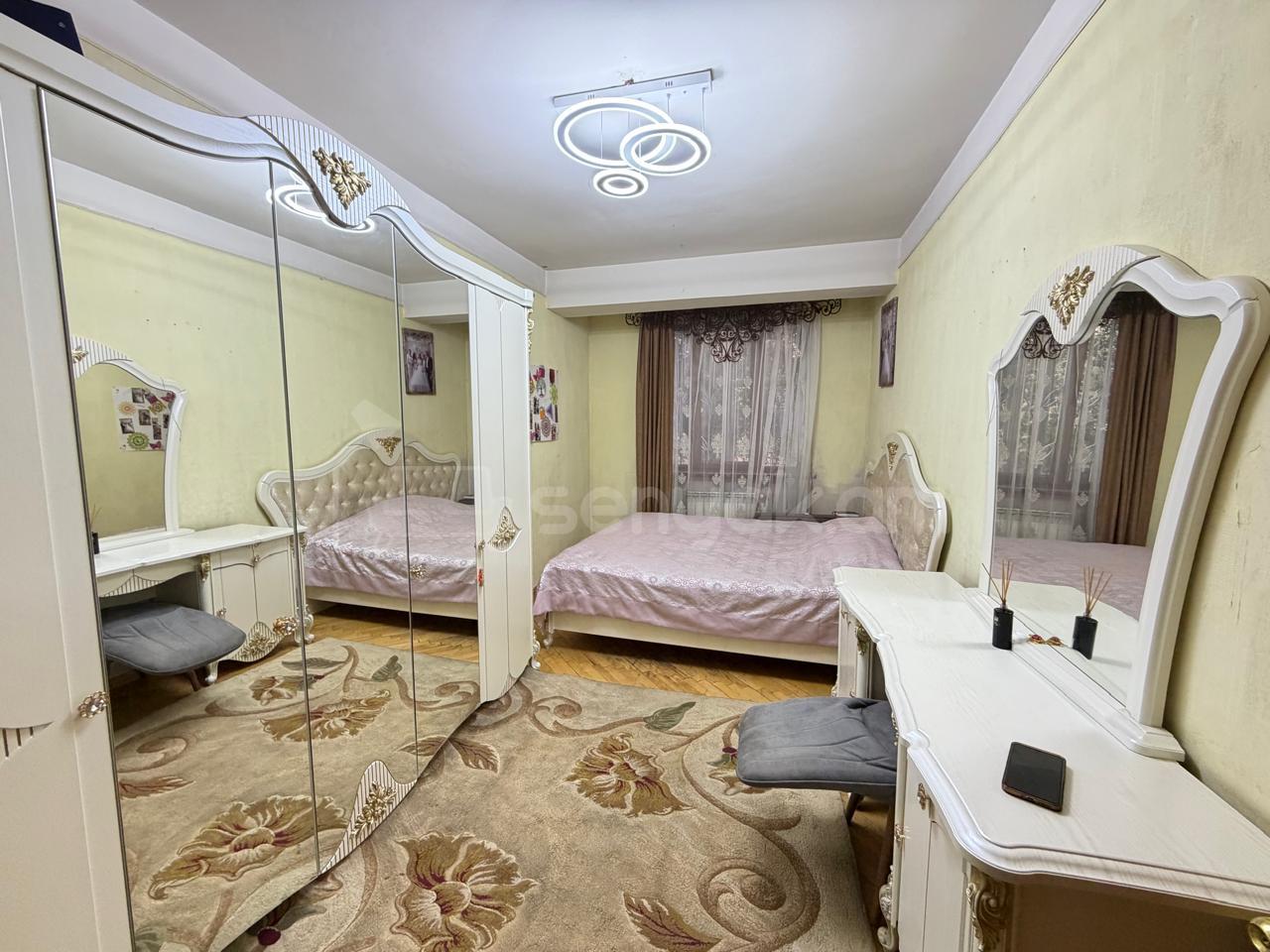 3 Սենյականոց Բնակարան Քարե Շենքում, 73քմ, 2/5 հարկ, Նորմալ Վիճակում