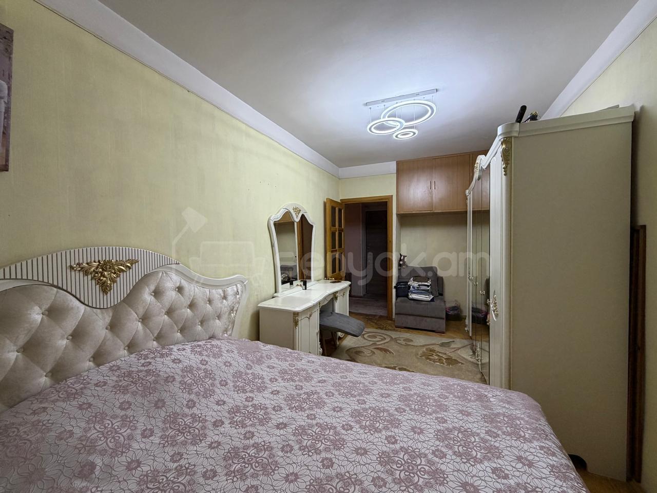 3 Սենյականոց Բնակարան Քարե Շենքում, 73քմ, 2/5 հարկ, Նորմալ Վիճակում