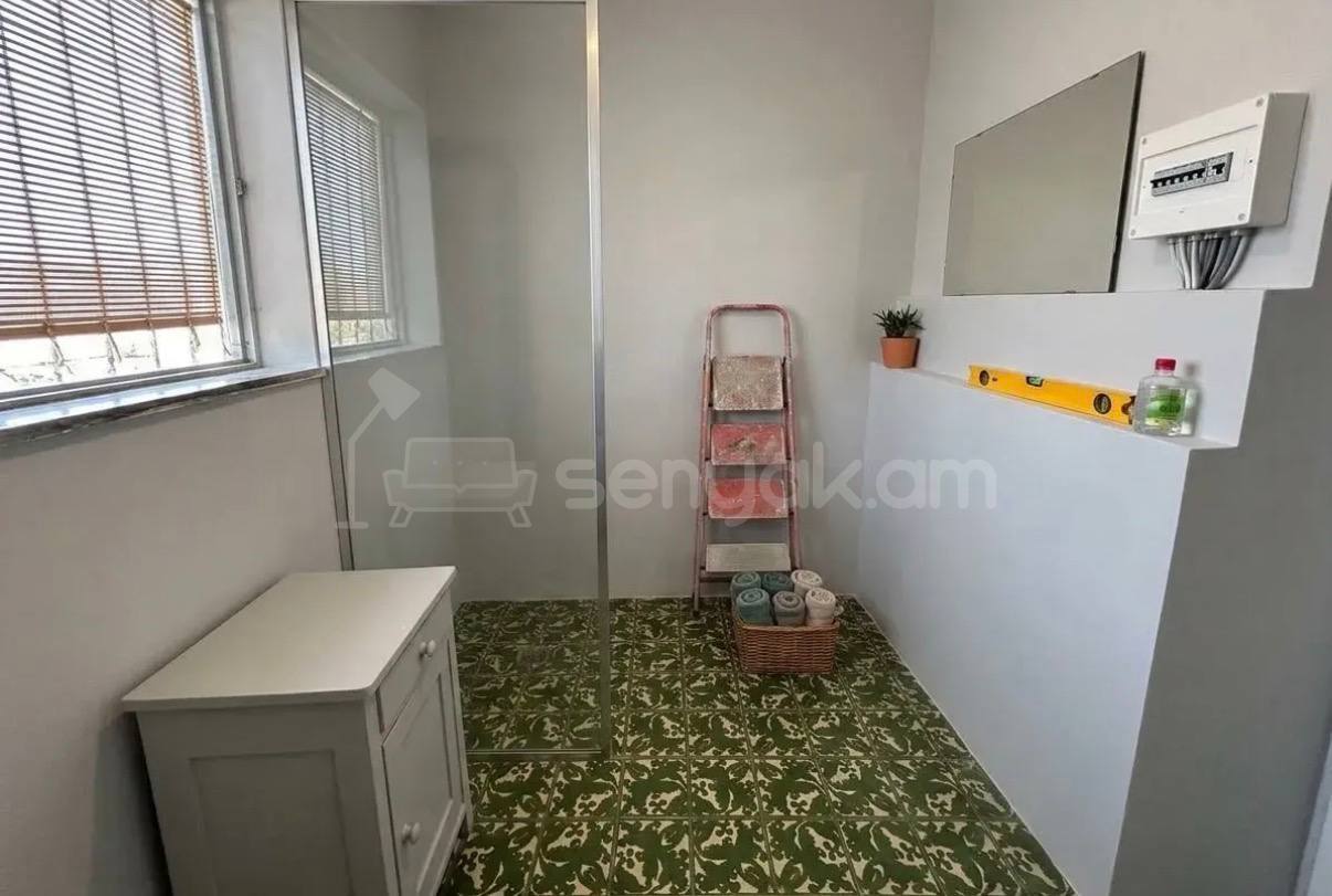 1 Սենյականոց Բնակարան Քարե Շենքում, 31քմ, 1/5 հարկ, Նորմալ Վիճակում